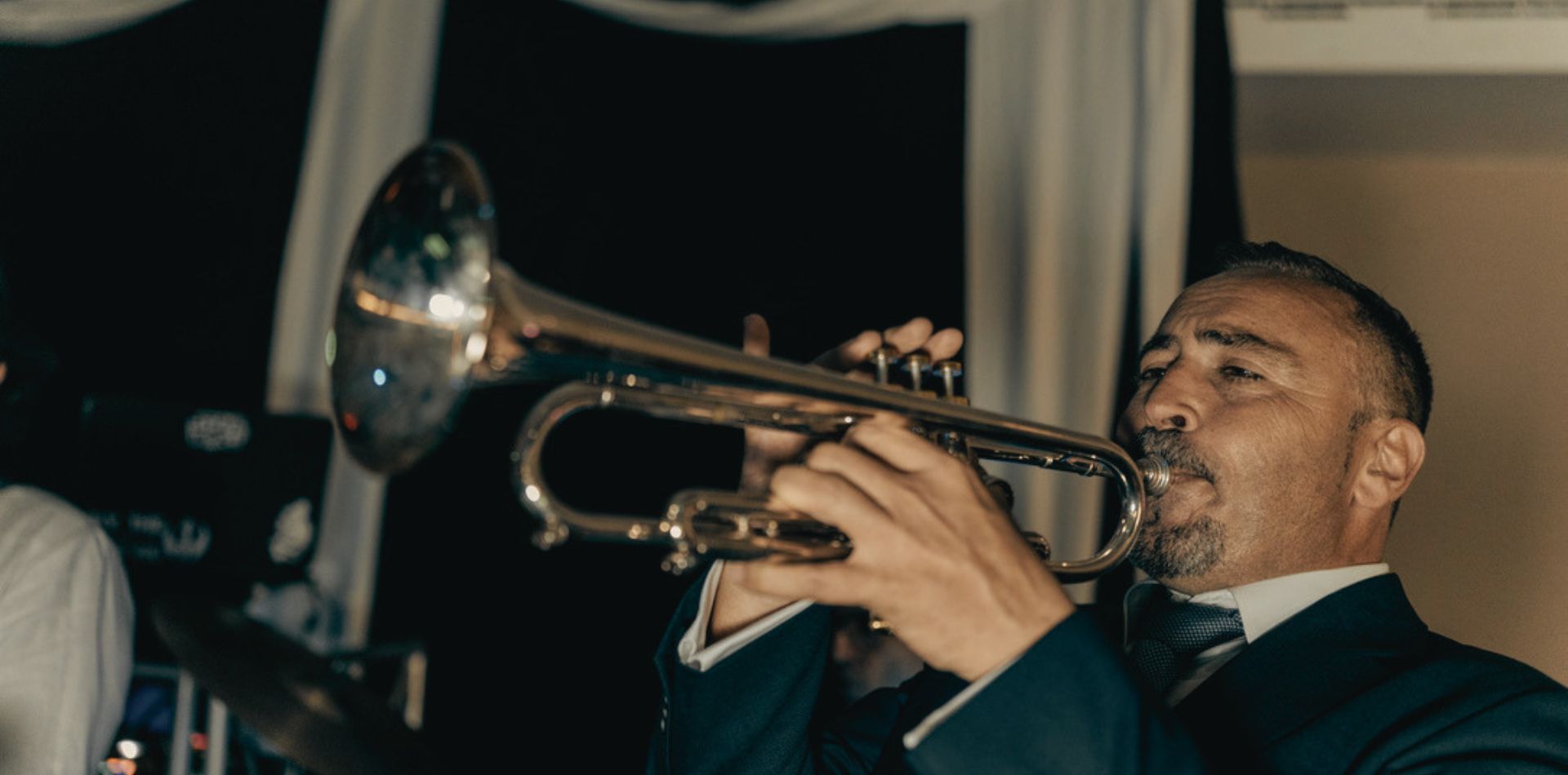 Música en directo para el cóctel de boda: cómo elegir formato y repertorio